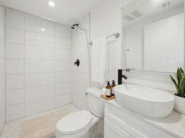 Photo - 1326 W 35th Pl Unit Private Room at 1326 W 35th Pl (9B9B)