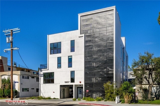 Building Photo - 10657 Moorpark St Unit 304