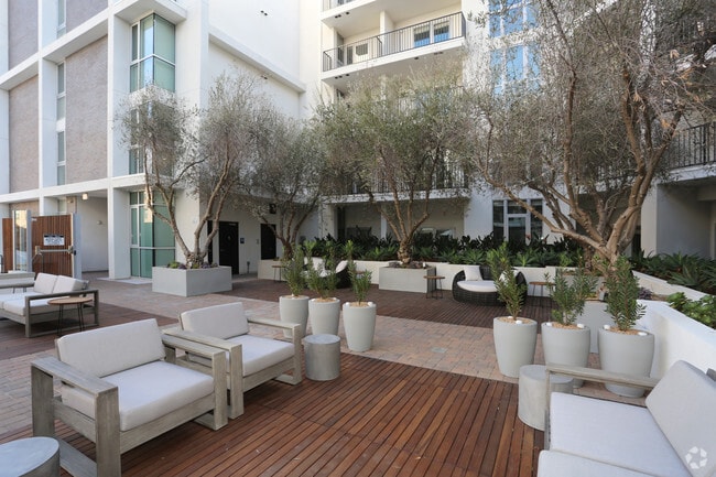 Sun Deck - 5550 Hollywood