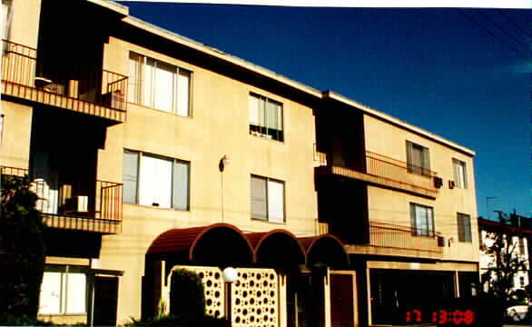 Photo - 13535 Victory Blvd Apartments