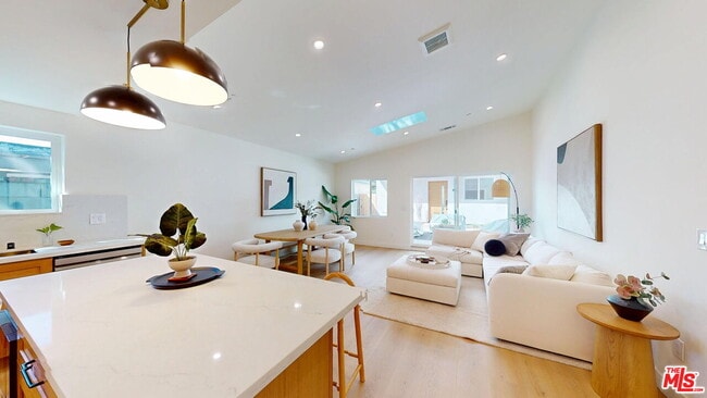 Building Photo - 6441 Satsuma Ave