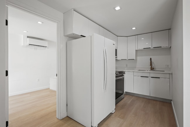 Photo - 1139 Bellevue Ave Unit 6