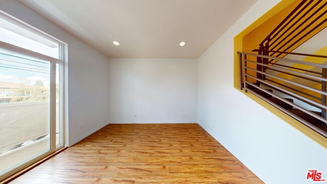 Photo - 11622 Oxnard St