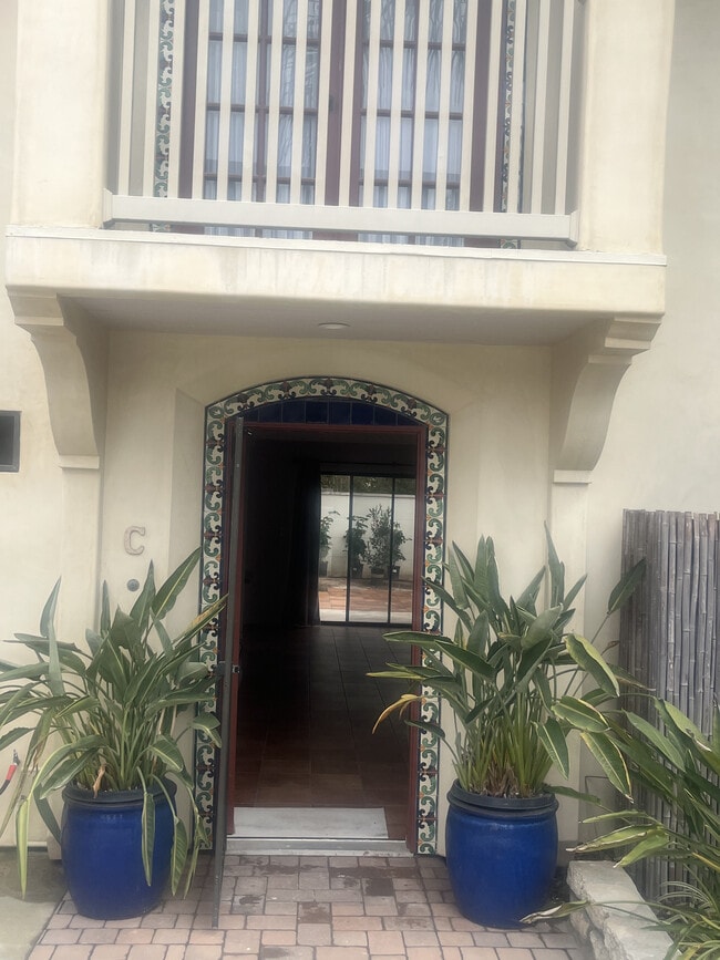Building Photo - 1584 Redlands Pl Unit C