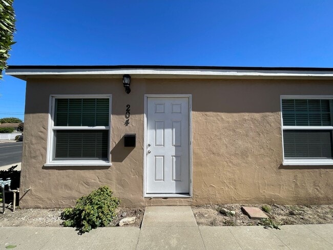 Building Photo - Large Upgraded One Bedroom Apartment!
