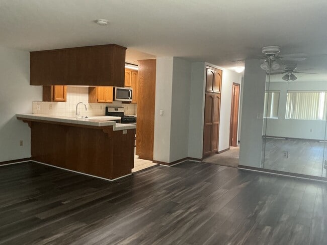 Building Photo - Los Caballeros #221 Unit 221A