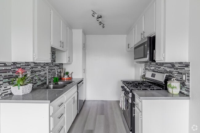 1BR, 1BA - 900SF - Arrowhead Apartments