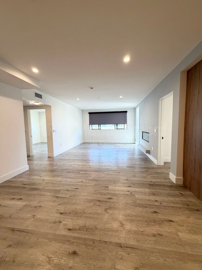 Building Photo - 5923 Laurel Canyon Blvd Unit 301