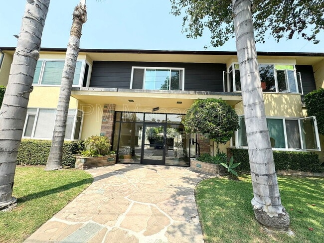 Building Photo - 905 N Sweetzer Ave Unit 11