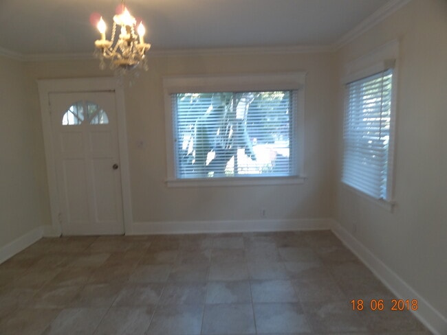 Living room - 621 W Queen St