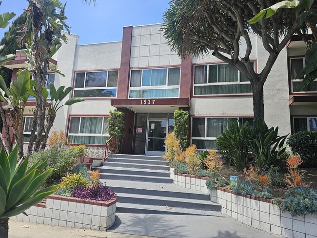 Photo - 1537 N Laurel Ave Unit 104A