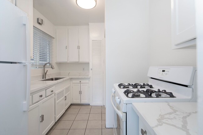 Building Photo - Charming One Bedroom In Point Loma/Shelter... Unit 3040 Rental