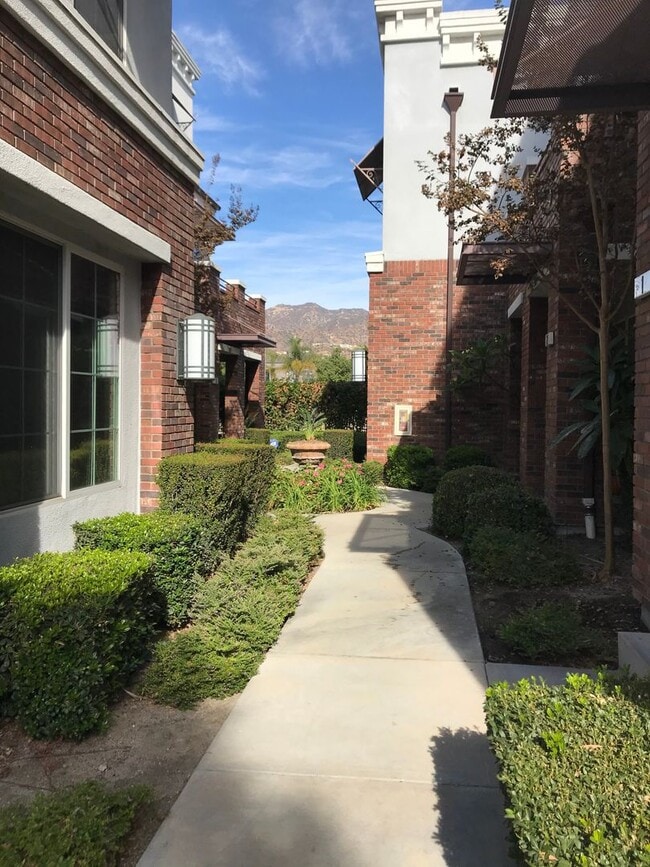 Located in the very popular northwest area... - Located in the very popular northwest area... House