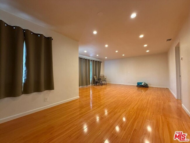 Photo - 10642 Samoa Ave