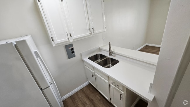 Building Photo - 14926 Hawthorne Blvd Unit 120 Rental