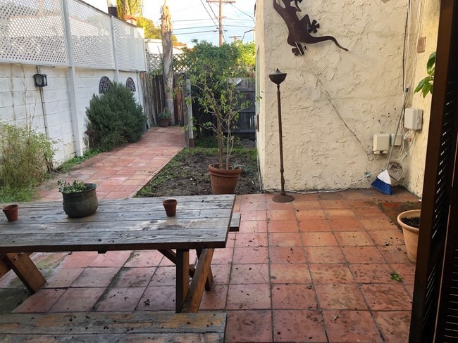 Private front yard - 6107 Saturn St Unit c
