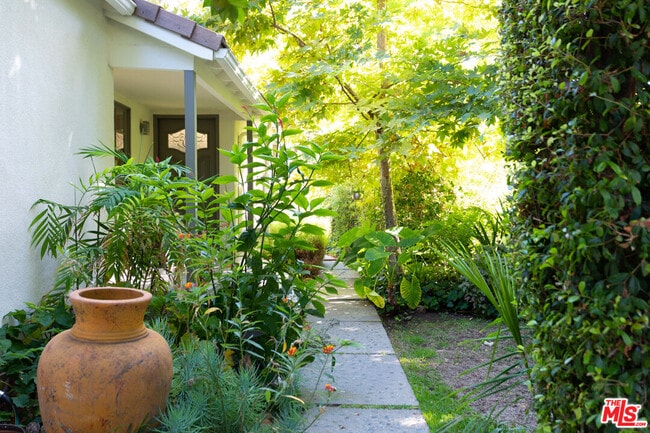 Photo - 2230 Fink St