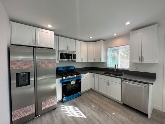 Photo - Stunning 3+2 ADU on a picturesque street i...