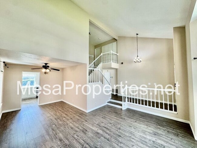 Photo - 10927 Glenoaks Dr