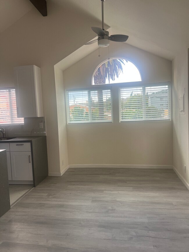 Building Photo - 3250 Andrita St Unit Beautiful high ceilings