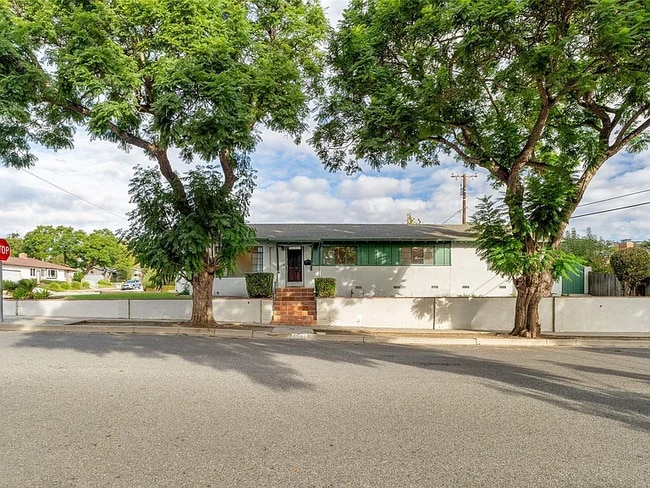 Building Photo - 5651 N Bryn Mawr St