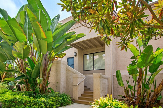 Building Photo - BEAUTIFUL 2 BEDROOM !!!!IN THE HEART OF LA... Unit 62