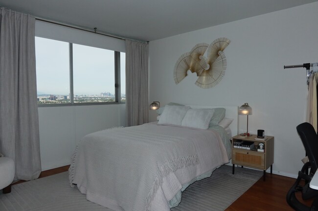 Building Photo - 2170 Century Park E Unit 1202 South