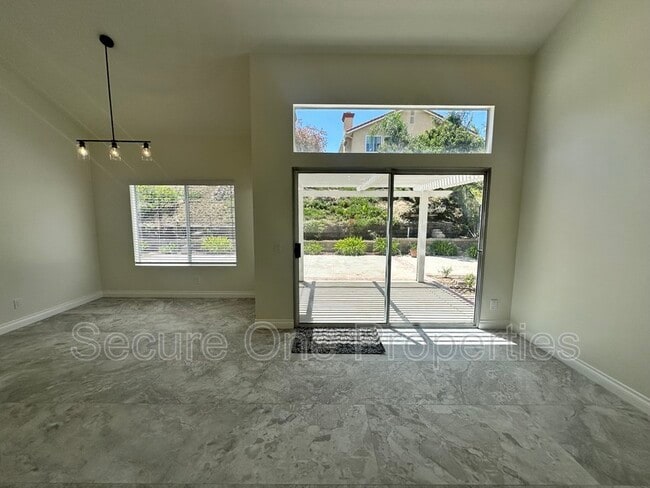 Photo - 1740 Amarelle St
