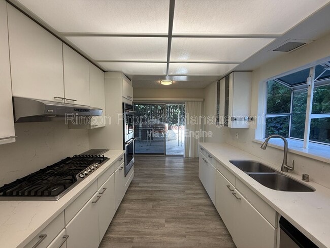 Photo - 555 Skyline Rd