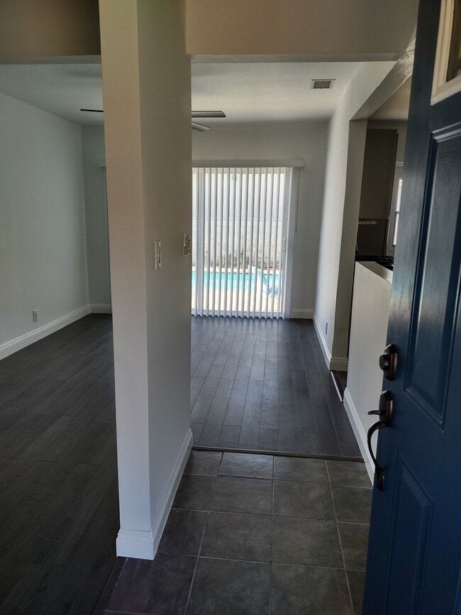 Entryway - 18318 Gresham St