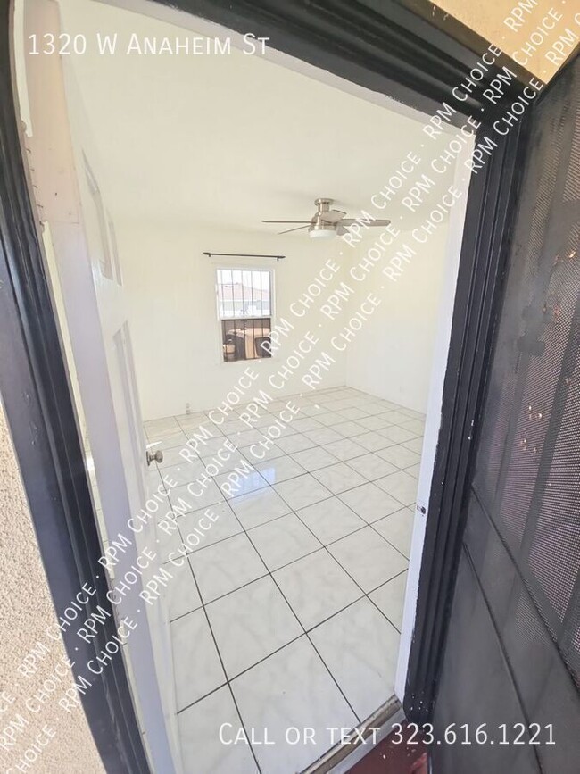 Building Photo - 1320 W Anaheim St