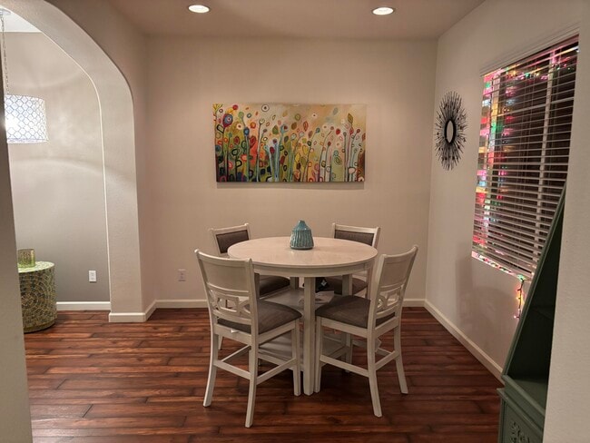 Building Photo - 520 Calle Vibrante