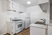 1BR, 1BA - 720SF - Kitchen - Woodlake