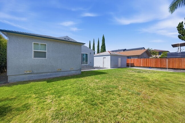Building Photo - Spacious private backyard!