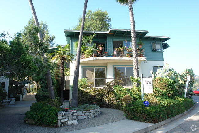 Holiday Manor - Holiday Manor Apartments