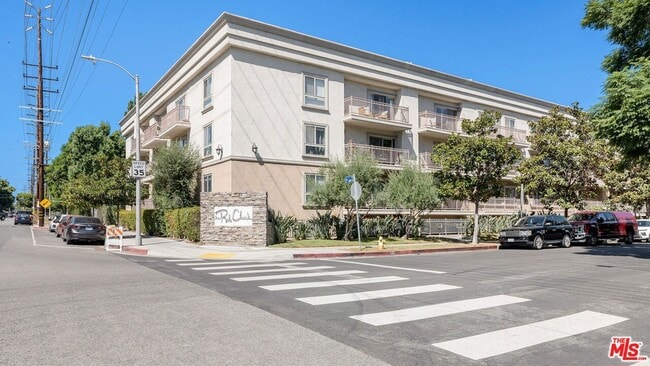 Photo - 141 S Clark Dr