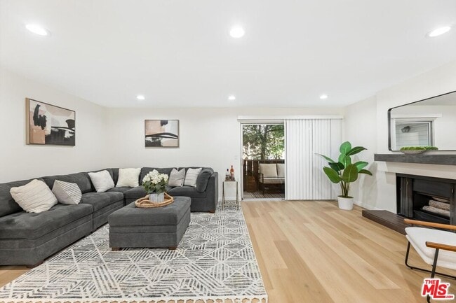 Photo - 14960 Victory Blvd Unit 101