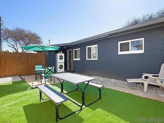 Building Photo - 1380 Grove Ave Unit 1380 grove ave