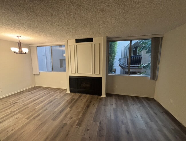 Building Photo - 1626 N Poinsettia Pl