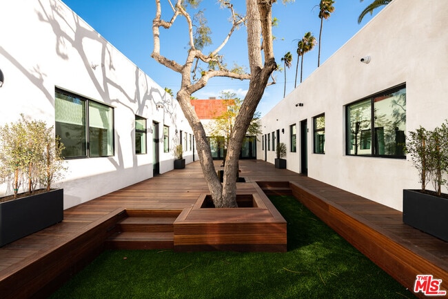 Building Photo - 1325 Cabrillo Ave Unit 2