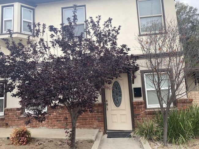 Building Photo - 5013-5019 Genevieve Ave - 5021 Unit 5021