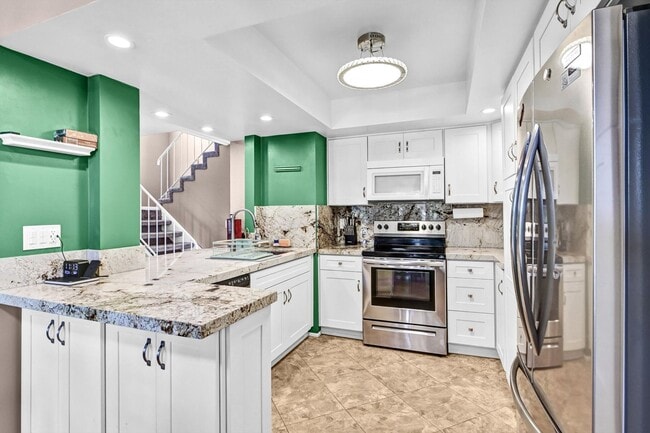 Building Photo - 3 Bedroom Townhome in the Vista de Vista Community