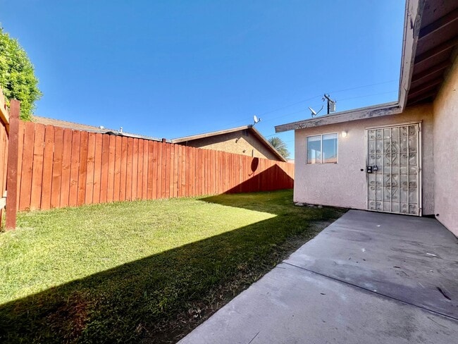 Building Photo - AVAILBLE NOW !!  3-bedroom 2 bath Duplex i... Unit B