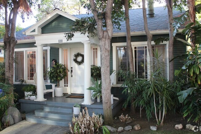 Building Photo - 1221 N Orange Grove Ave Rental