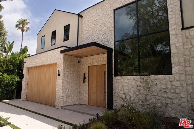 Photo - 5064 Encino Ave