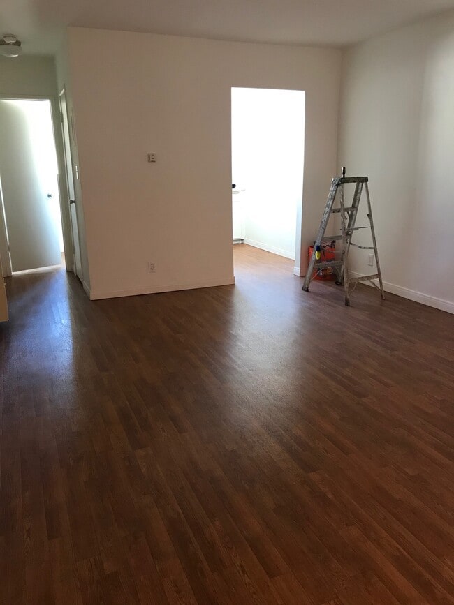 Building Photo - 1844 S Victoria Ave Unit #7 Rental