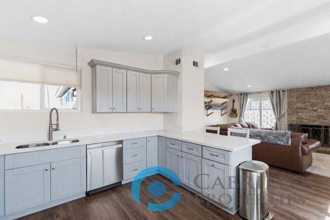 Photo - 2047 Finch Ln