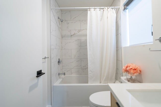 Photo - 527 S Wilton Pl