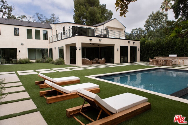 Photo - 5064 Encino Ave