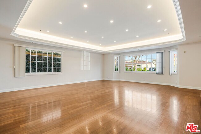 Photo - 257 S Oakhurst Dr